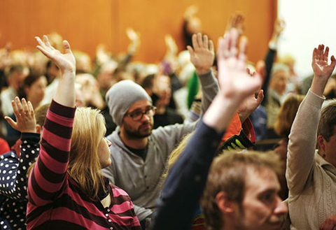 Abstimmung per Handzeichen (Foto: Matthias Heinzmann)