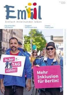 Zwei Demonstrant:innen mit Plakaten "Jeder Tag zählt" und "Mehr Inklusion für  Berlin" (Foto: Dennis Lenz)