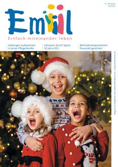 EMIL-Titel zeigt drei singende Kinder vor einem Weihnachtsbaum (Foto: iStock / Siarhei SHUNTSIKAU)