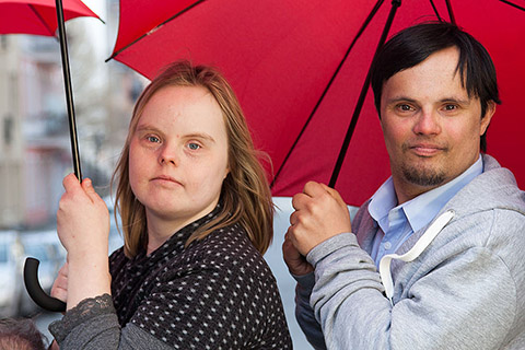 Mann und Frau unter Schirmen (Foto: Tomben Guischard)