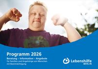 Cover Programmheft  2026 mit einem beeinträchtigten blonden Mann,.der die Muskeln zeigt