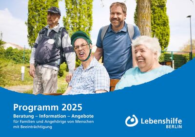 Titelbild-Programmheft-2025-Lebenshilfe-Berlin-mit-vier-beeintraechtigten-Menschen-im-Freien-vor-Baeumen (Grafik: Christin Ursprung; Foto: Lebenshilfe David Maurer)