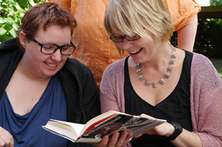 Zwei Frauen schauen in ein Buch (Foto: privat)