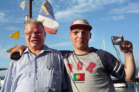 Zwei Männer im Hafen