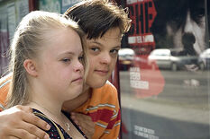 Junger Mann und junge Frau vor Kinoplakat (Foto: Florian von Ploetz)