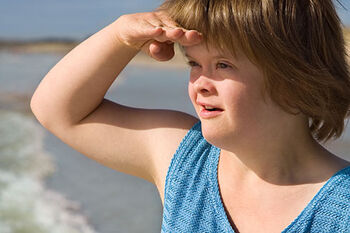 Junges Mädchen am Strand (fotolia)