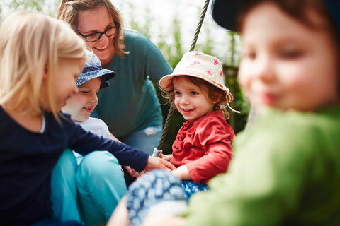 Kinder spielen