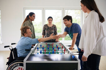 Jugendliche spielen Kicker. Foto: David Maurer Lebenshilfe