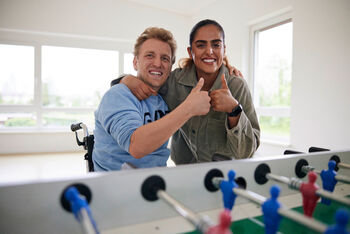 inklusives Team am Kicker, Daumen hoch, Foto: David Maurer, Lebenshilfe
