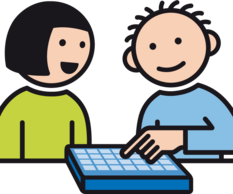 Auf dem Bild sind eine Frau und ein Mann. Sie sprechen miteinander mit einem Talker Bild: METACOM-SYMBOLE (c) Annette Kitzinger