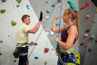 2 Menschen stehen an einer Kletterwand, Foto: Freepik