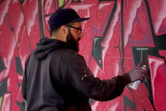 Ein Mann sprüht ein Graffiti, Foto: Pixabay