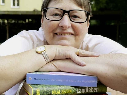 Frau mit Bücherstapel