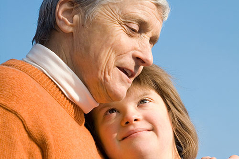 Mädchen mit Down-Syndrom schmiegt sich an ältere Frau (Foto: fotolia - philidor) Mädchen mit Down-Syndrom schmiegt sich an ältere Frau (Foto: fotolia - philidor)