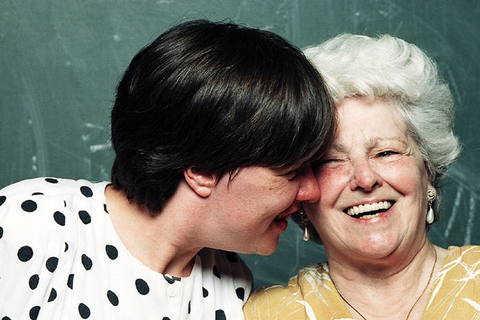 Eine junge Frau lehnt sich liebevoll an eine ältere an (Foto: Florian von Ploetz)