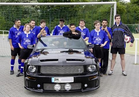 Malik Fatih mit seinem scharzen Ford Mustang und SCL-Sportlern (Foto: Siegurd Seifert)