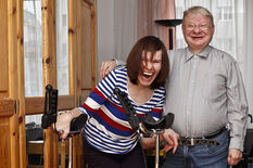 Frau und Mann lachen in die Kamera (Foto: Julia Nitzschke)
