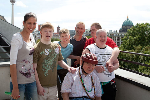 Gruppe auf Dachterasse vor dem Hintergrund von Fernsehturm, Rotem Rathaus und Berliner Dom