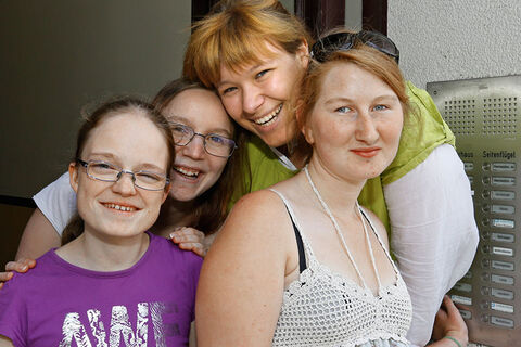 4 junge Frauen vor Haus-Klingel-Schild (Foto: Hans D. Beyer)