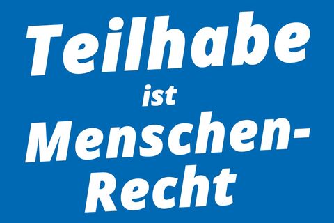 Weißer Schriftzug "Teilhabe ist Menschenrecht auf blauem Grund (Grafik: Bundesvereinigung Lebenshilfe