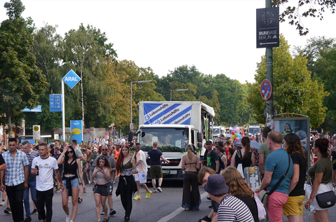 Der Musiklaster der Lebenshilfe Berlin beim Zug der Liebe. 