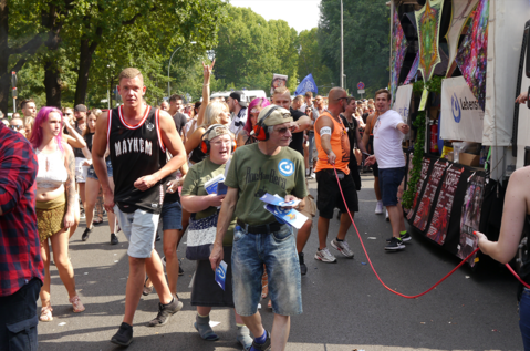 Das engagierte Ehepaar Körn in Rock-am-Berg-T-Shirts beim Verteilen von Flyern und Aufklebern. 