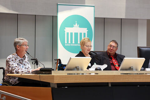 Christian Specht (re.) mit Gerlinde Bendzuck (Mitte) und Dominik Peter (li.)