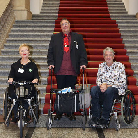 Das Präsidium im Treppenhaus des Abgeordnetenhauses. Von links: Gerlinde Bendzuck,  Christian Specht und Dominik Peter.