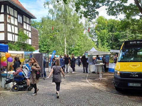 Viele Stände vom Markt der Möglichkeiten sind abgebildet und wie Menschen an diesen Ständen stehen.