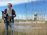 Ein Mann steht mit Mikrofon an der Küste. Im Hintergrund ist ein Leuchtturm. Text: Die Einfach-Reporter und Stella Luncke und Josef-Maria Schäfers