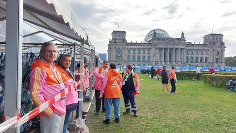 Das Team vor dem Reichstag beim Berlin Marathon 2022