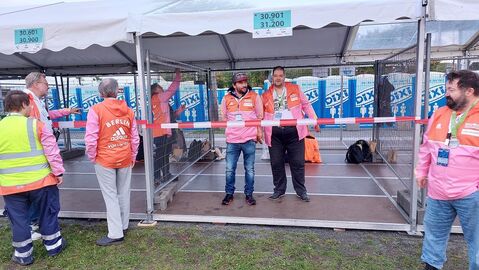 Einteilung der Gitterboxen vom Team des SCC Berlin: zwei Boxen für jeweils 300 Kleiderbeutel der Laufteilnehmer:innen nach Startnummern aufgeteilt.