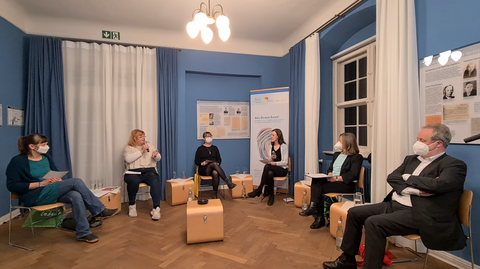 v.l. n.r. Elke Janssen, Cordula Schürmann, Doreen Kuttner, Constanze Thielen, Martina Voigt, Bischof Dr. Christian Stäblein