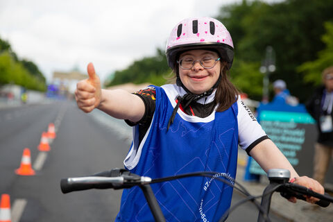 Eine Radfahrerin bei den Special Olympics 2022 in Berlin © Florian Conrads/Special Olympics