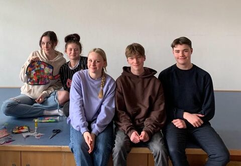 Schülerinnen und Schüler bei ihrem ehrenamtlichen Einsatz in der Inklusionskita der Lebenshilfe Berlin in Neukölln. 