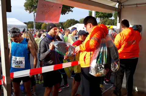 Freiwillige Helfer*innen bei ihrem Einsatz für die Lebenshilfe Berlin beim Marathon in der Haupstadt.
