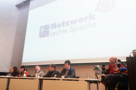 Auftakt des Netzwerktreffens Leichte Sprache mit Dr. Kiefer, Bürgermeister von Augsburg (2. von rechts).
