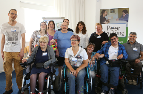 Die Teilnehmer*innen der Veranstaltung "4 Jahre Peer-Beratung" in Berlin.  Foto: Matthias Heinzmann