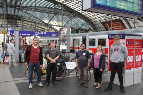 Amund Schmidt (links im Bild) und die Tourgruppe beim Auftakt der Fahrt mit dem Rad nach Hamburg am Hauptbahnhof Berlin. 