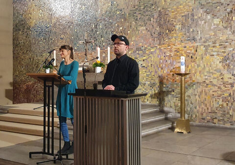 Sascha Ubrig und Elke Janssen sprechen in der Kaiser-Friedrich-Gedächtniskirche