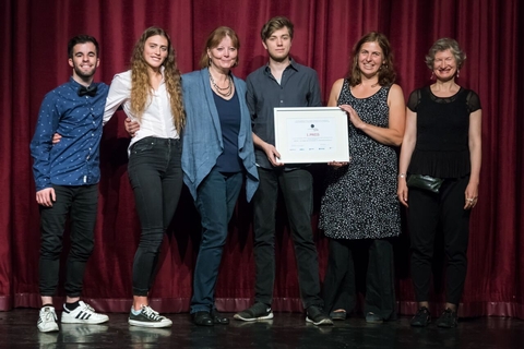 Die Jurorin Sigrid Falkenstein (3.v.l.) mit Vertretern des Theaterkurses des Schulzentrums Geschwister Scholl Bremerhaven, Regisseurin Ellen Lindek und Tanzchoreografin Claudia Hanfgarn (Foto: Marko Georgi)