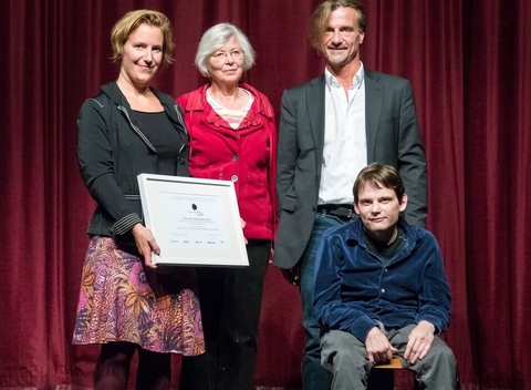 Prof. Dr. Marianne Hirschberg (Jury), Ingrid von Randow (Lebenshilfe Berlin) mit den Preisträgern vom Theater 36 Hamburg Jörn Waßmund (Regisseur) und Michael Georgi für die Darsteller (Foto: Marko Georgi)