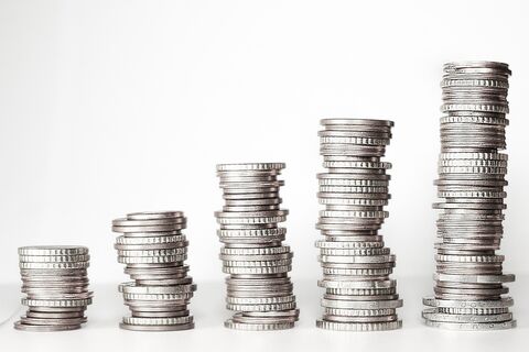 Fünf Türme mit Geldmünzen (Foto: Kevin Schneider / Pixabay)