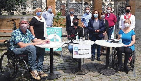 Moderator*innen und Unterstützer*innen vor dem Hintergrund des Berliner Abgeordnetenhauses (Foto: C. Müller-Zurek
