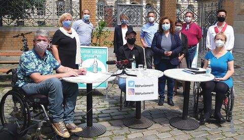 Moderator*innen und Unterstützer*innen vor dem Hintergrund des Berliner Abgeordnetenhauses (Foto: C. Müller-Zurek