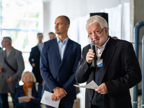Ludger Gröting, Vorsitzender des Lebenshilfe Berlin e.V. begrüßt die Gäste