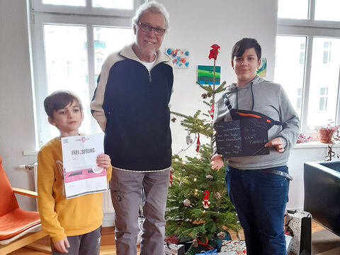 Günter Jahn, Vorstand der Balla-Stiftung, mit zwei beschenkten Kindern (Foto: BEL)