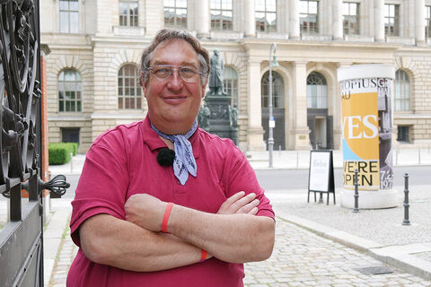 Christian Specht vor dem Abgeordnetenhaus Berlin (Foto: C. Müller-Zurek)