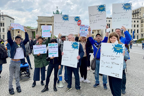 Die Lebenshilfe Berlin demonstriert am Protesttag vor dem Brandenburger Tor (Foto: cmz)