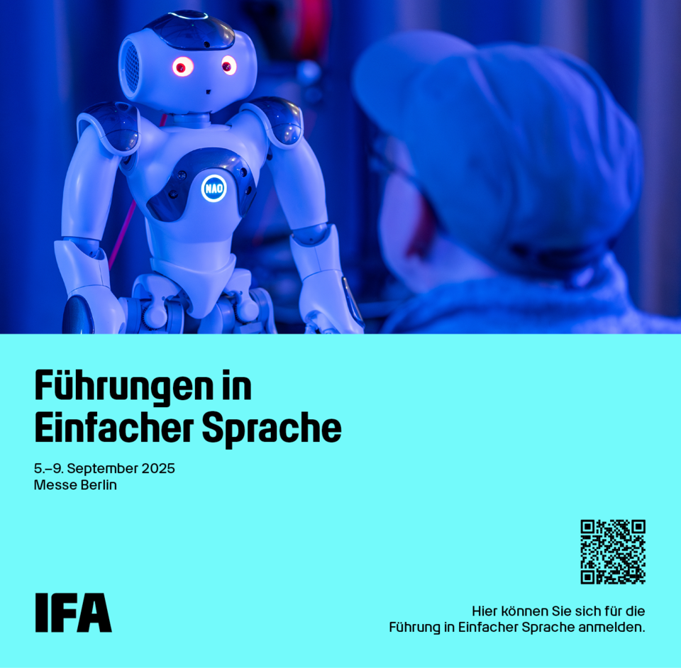 Veranstaltungsflyer des Festivals "Berlin is not Salzburg" mit einem Bären, der aus einem Käfig ausbricht